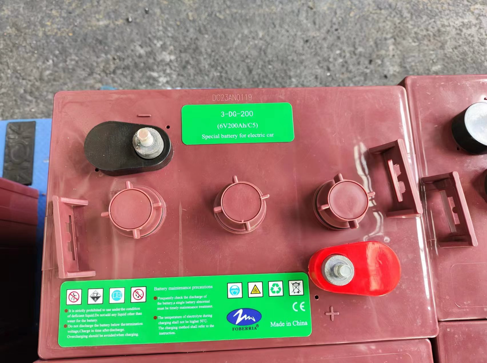 為高爾夫球車選擇合適的電池：鉛酸還是鋰？